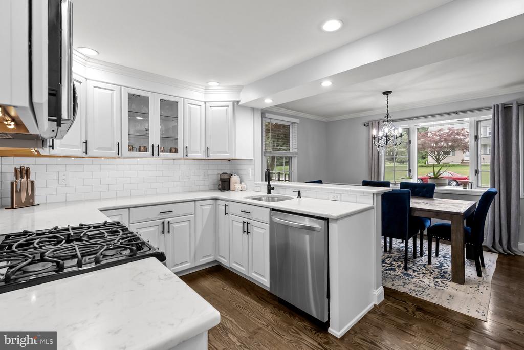 605 LAKEVUE DRIVE