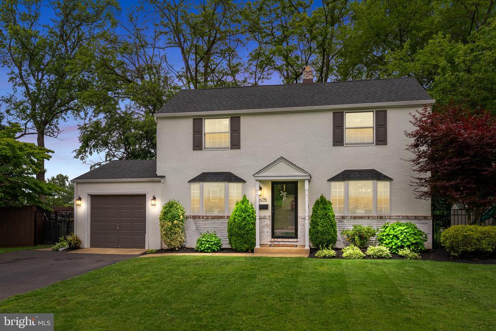 605 LAKEVUE DRIVE
