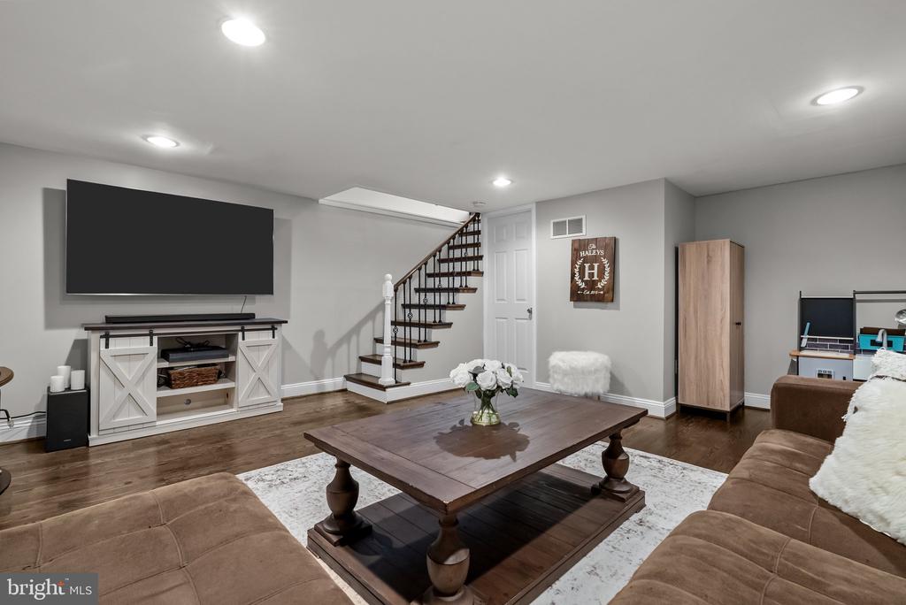 605 LAKEVUE DRIVE