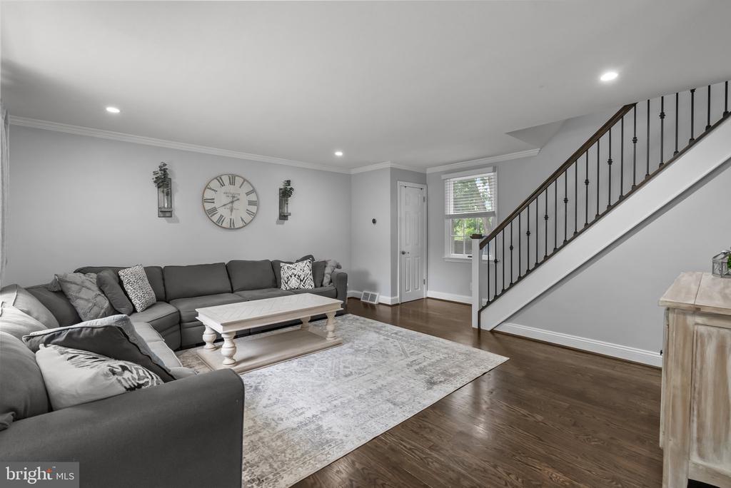 605 LAKEVUE DRIVE