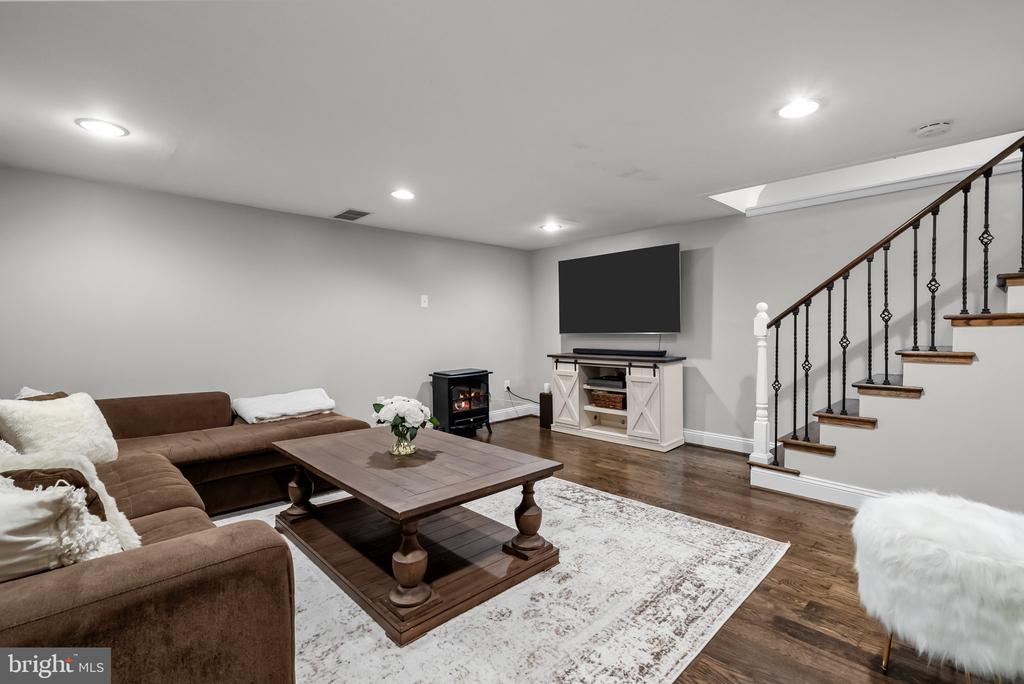 605 LAKEVUE DRIVE