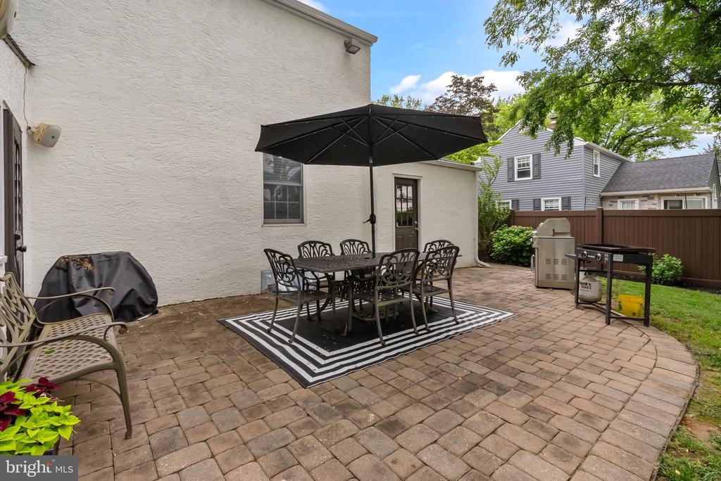 605 LAKEVUE DRIVE