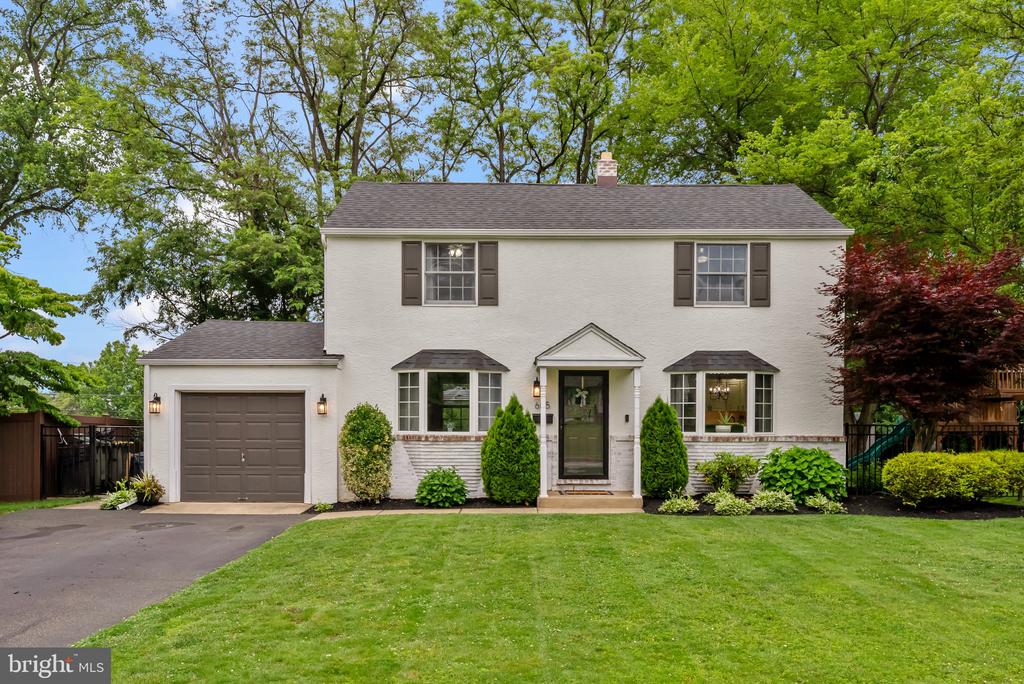 605 LAKEVUE DRIVE