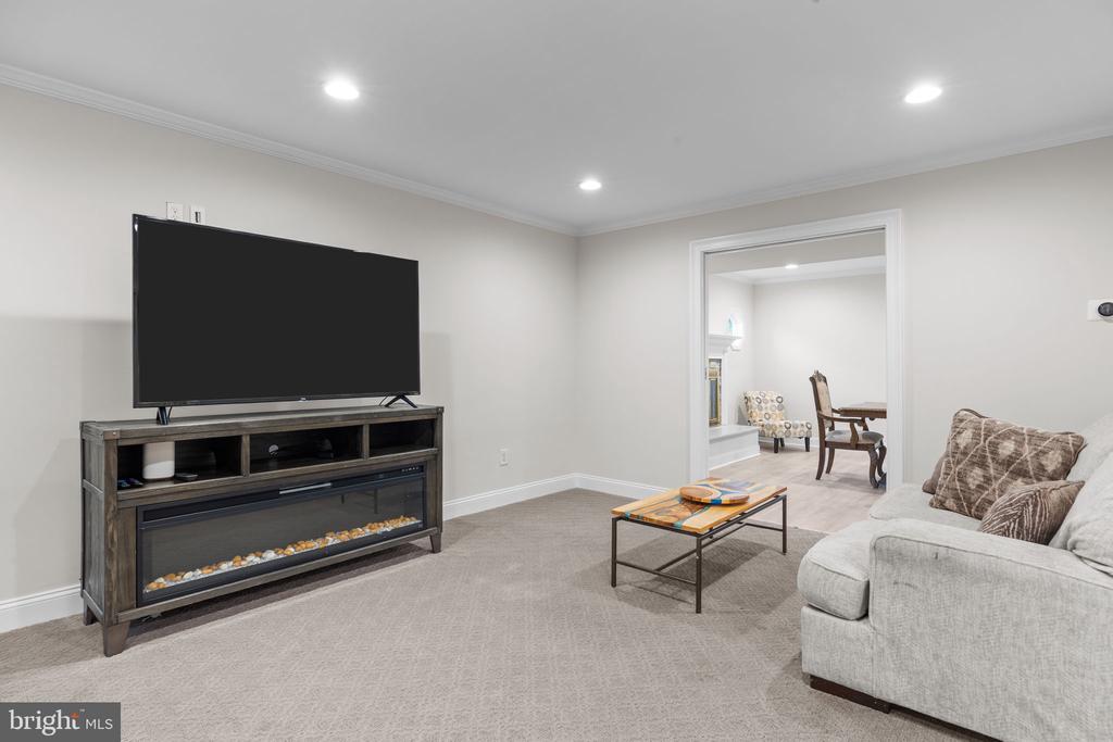 585 COLONIAL DRIVE