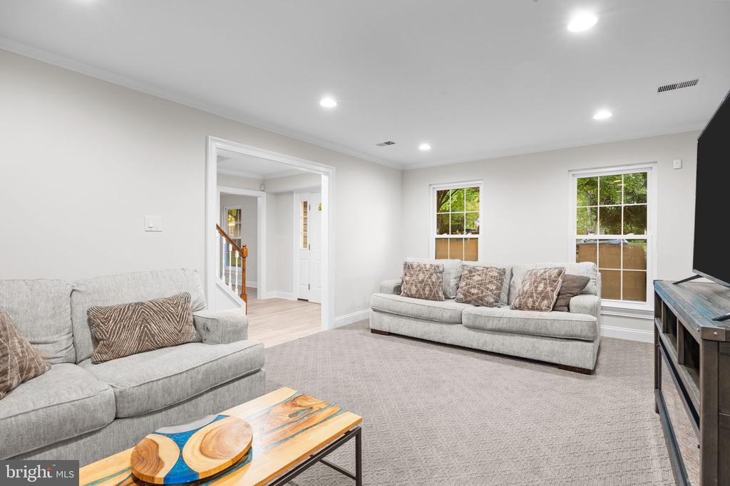 585 COLONIAL DRIVE