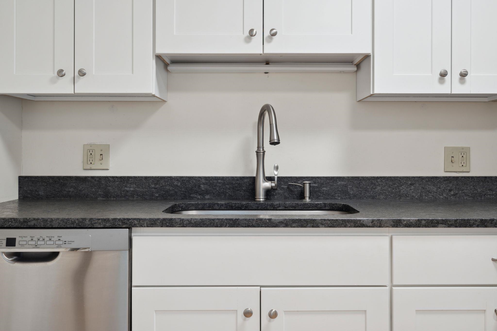 32 Floyd Avenue Unit: 10