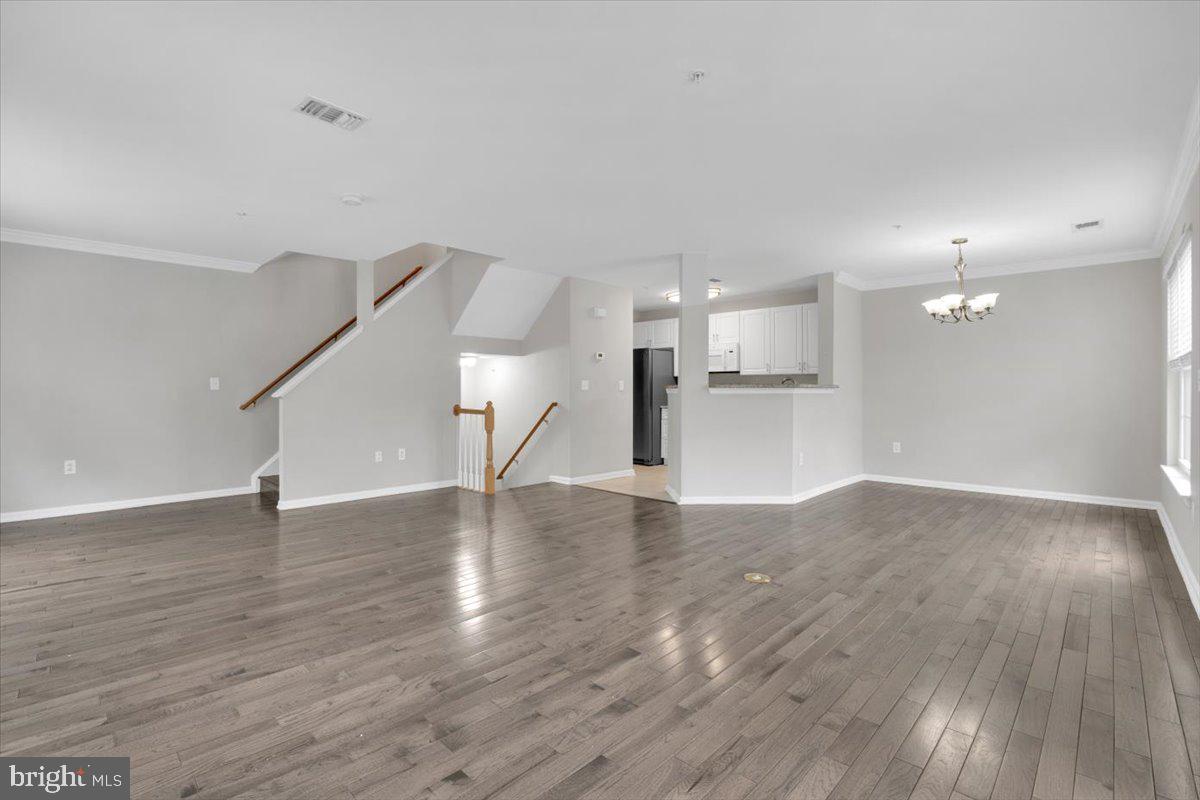 4542 SUPERIOR SQ