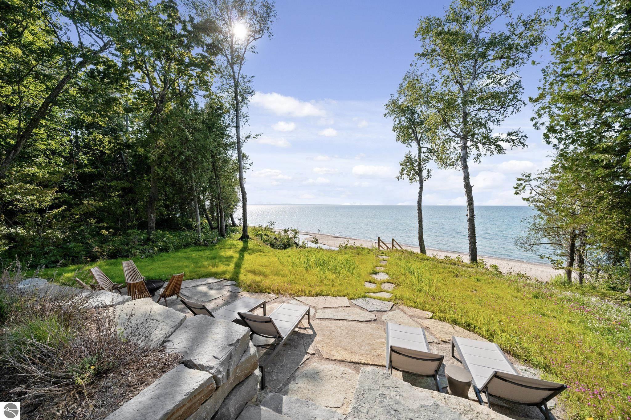 6987 N Manitou Trail