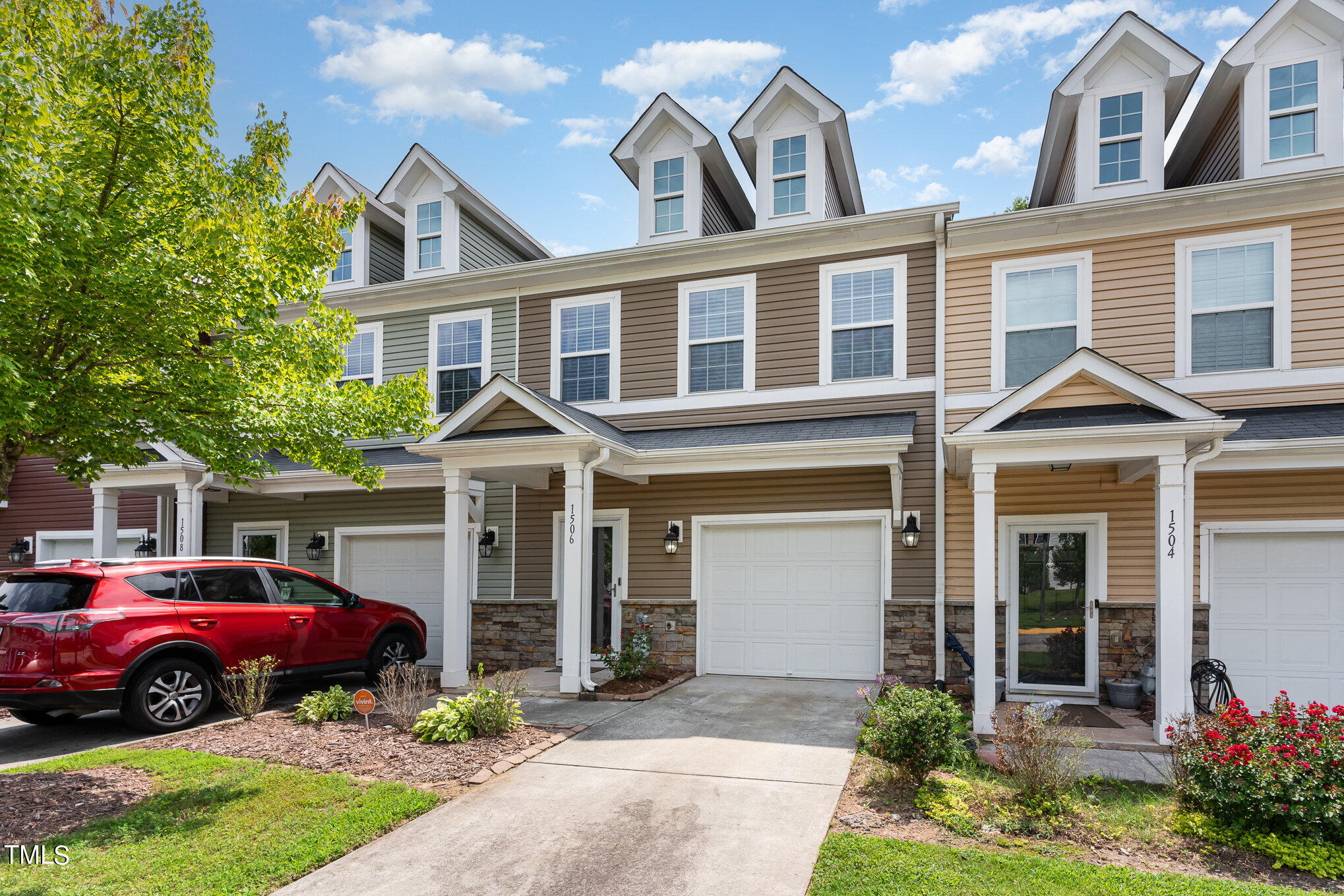 1506 Holly Grove Way