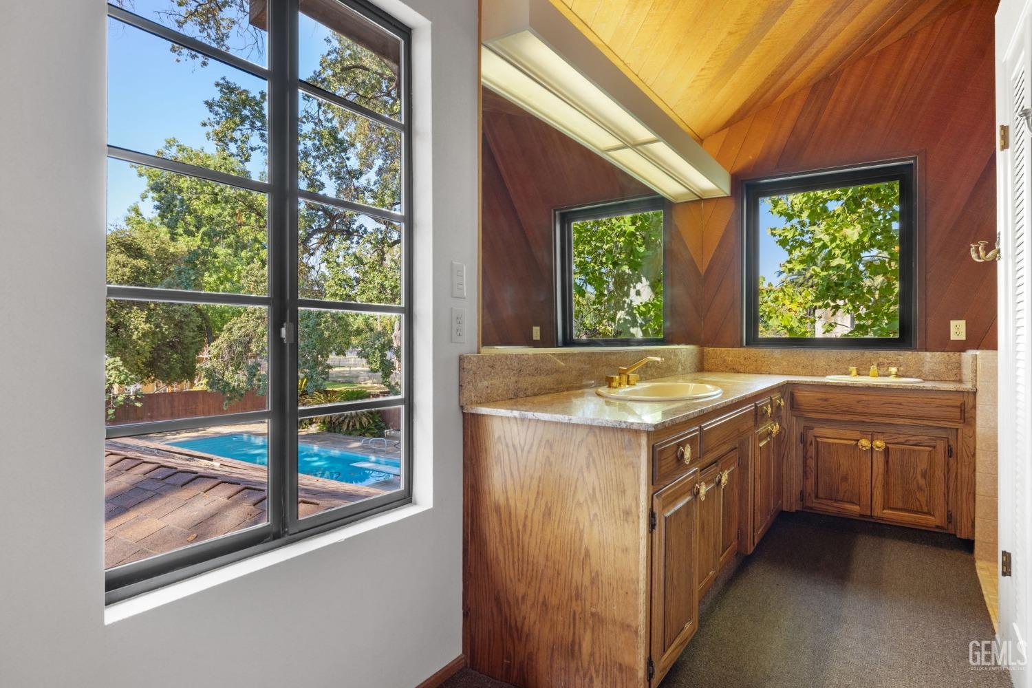 415 E Belle Terrace