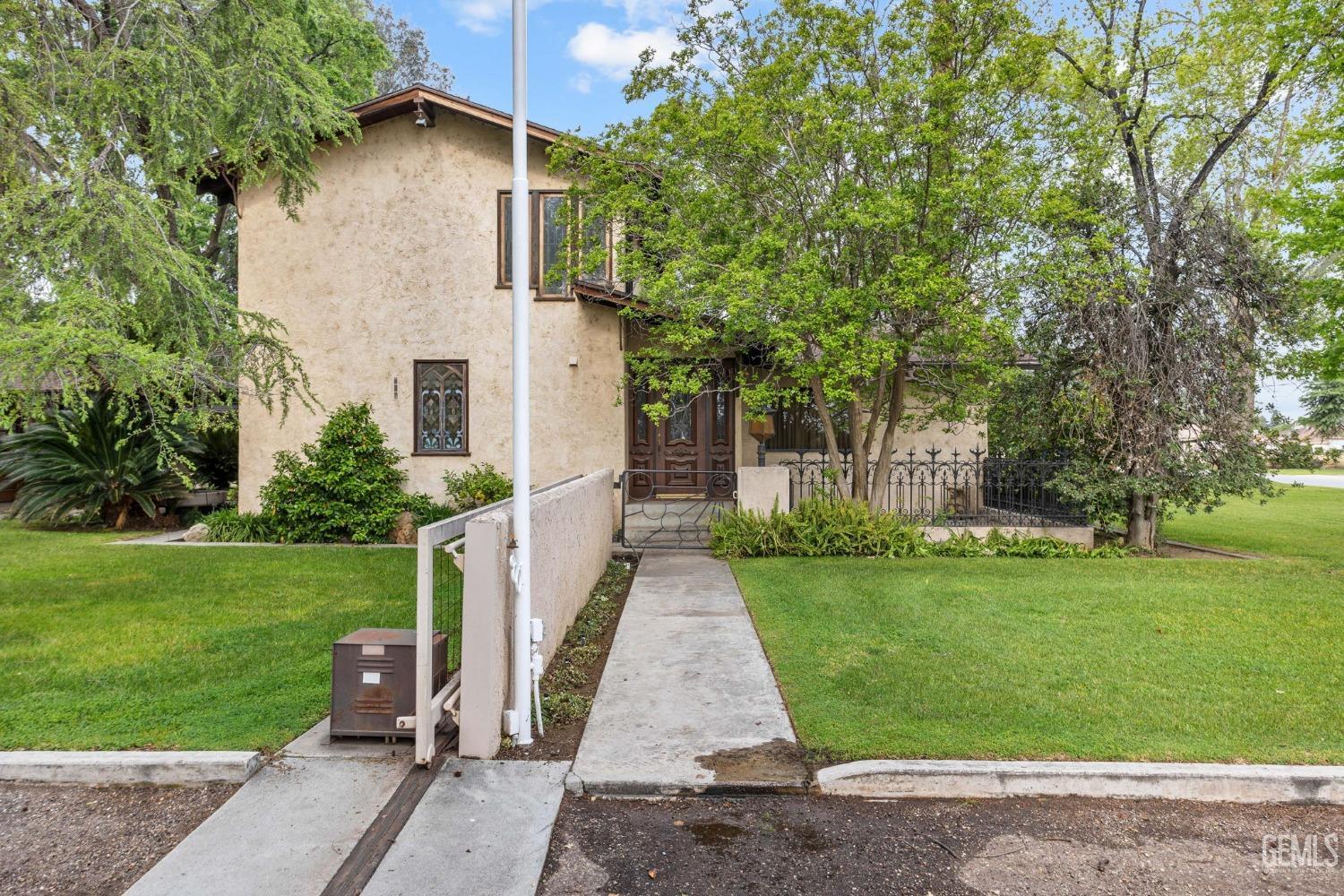 415 E Belle Terrace