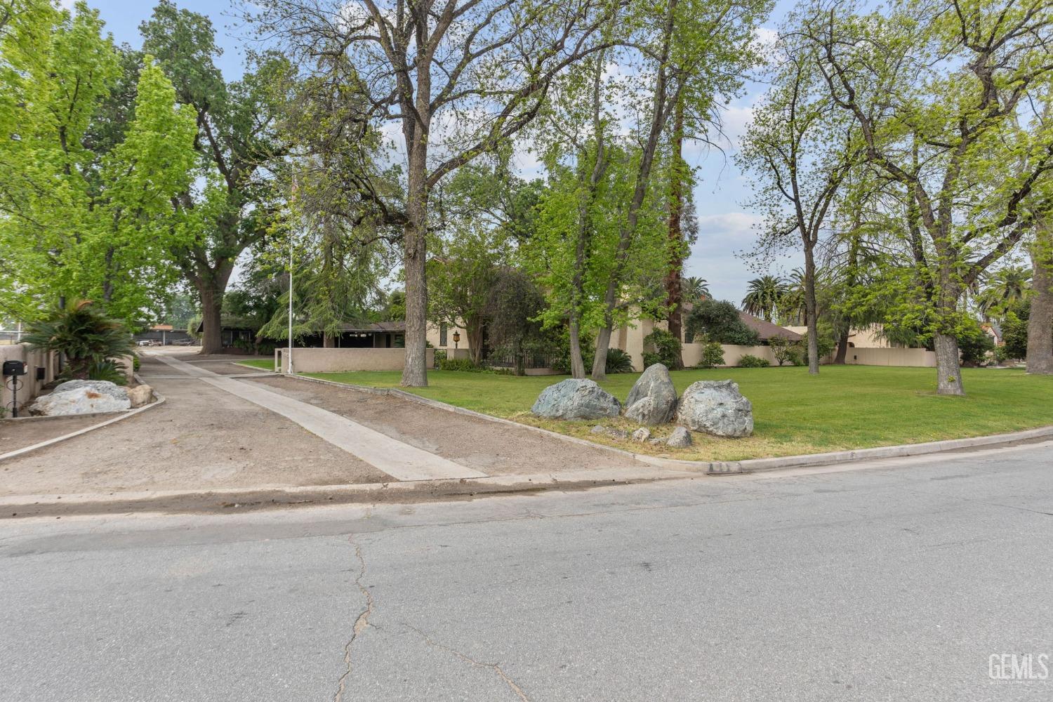 415 E Belle Terrace