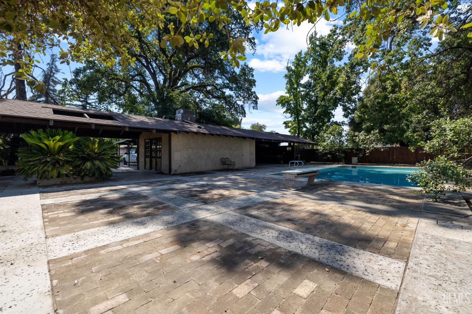 415 E Belle Terrace