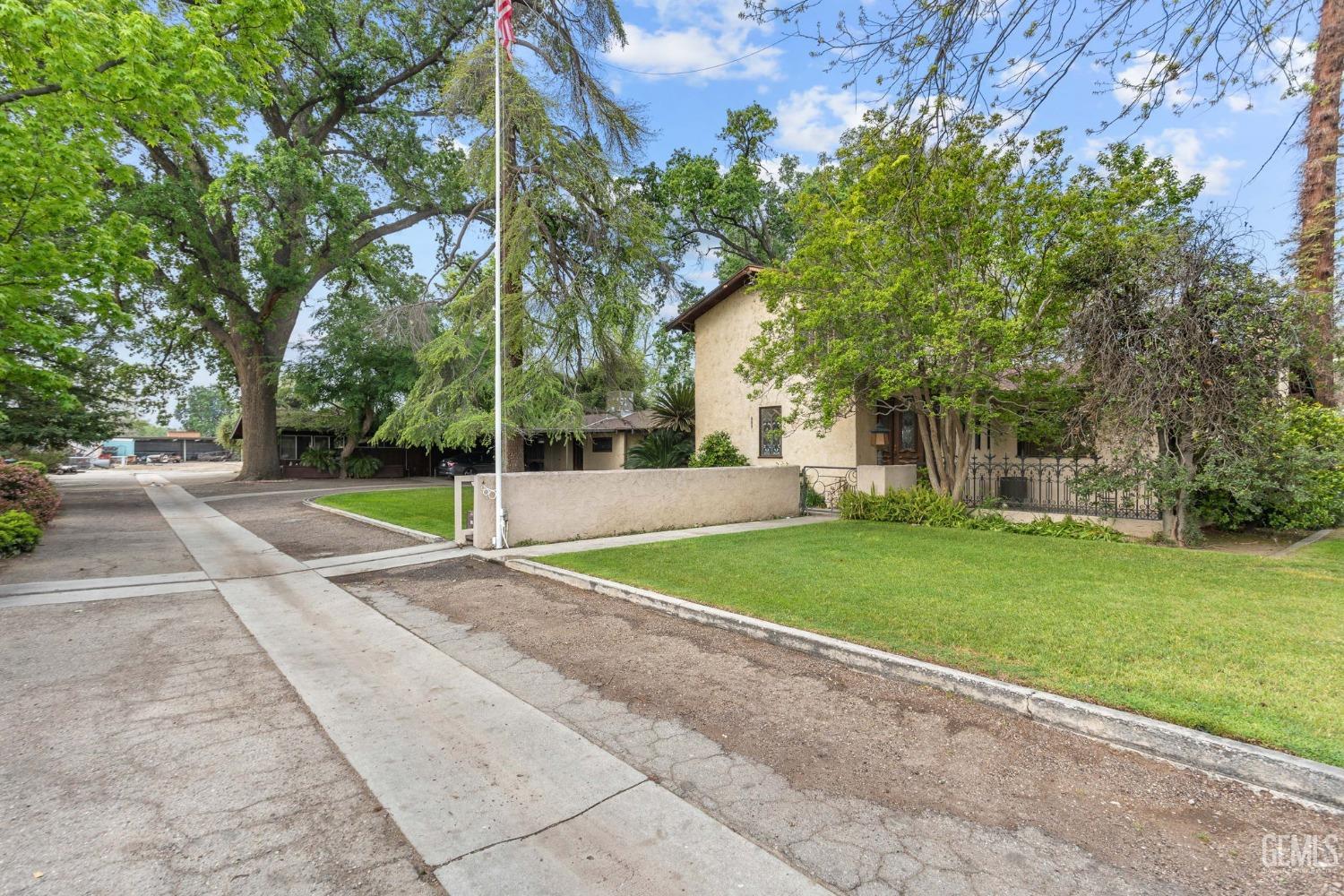 415 E Belle Terrace