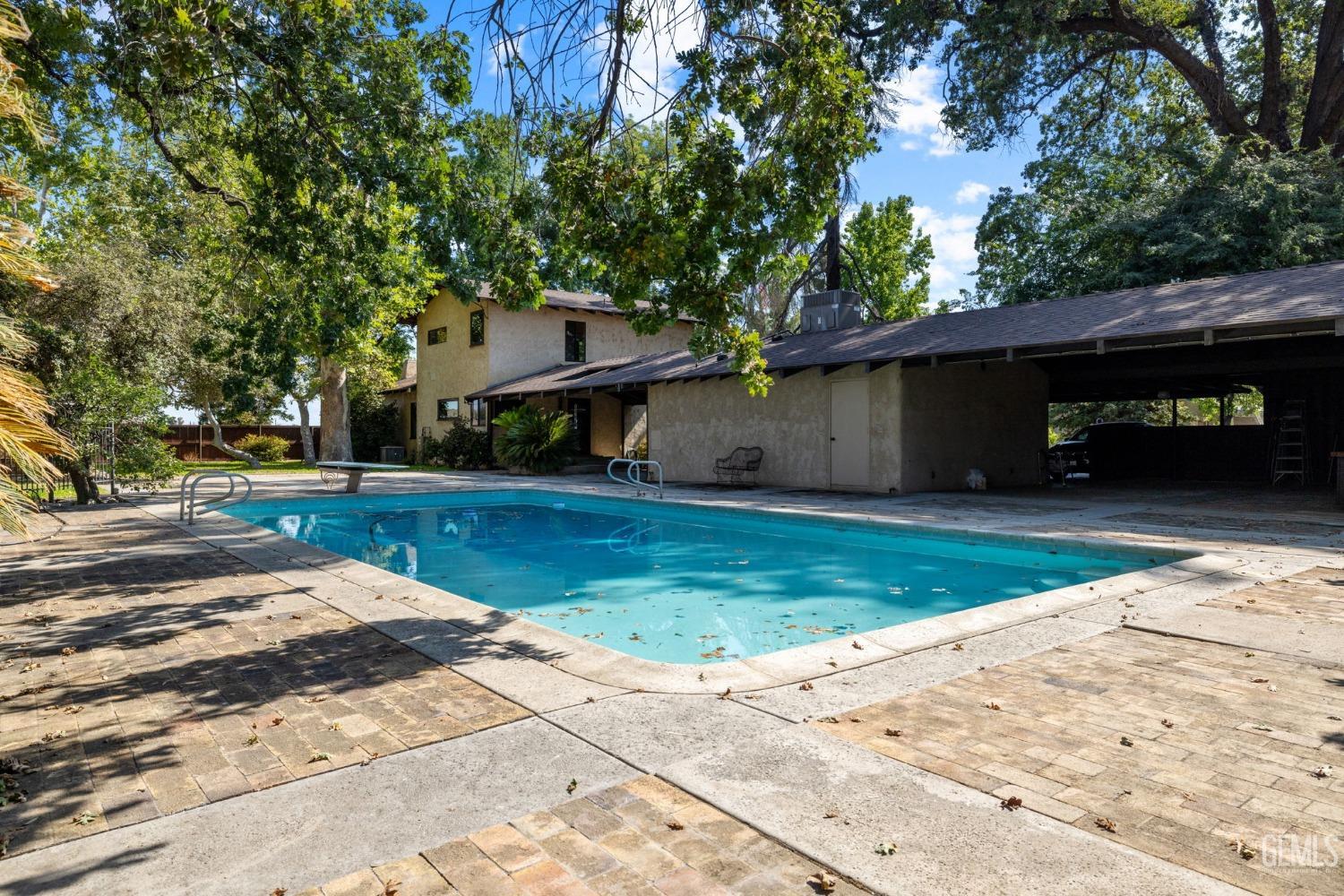 415 E Belle Terrace