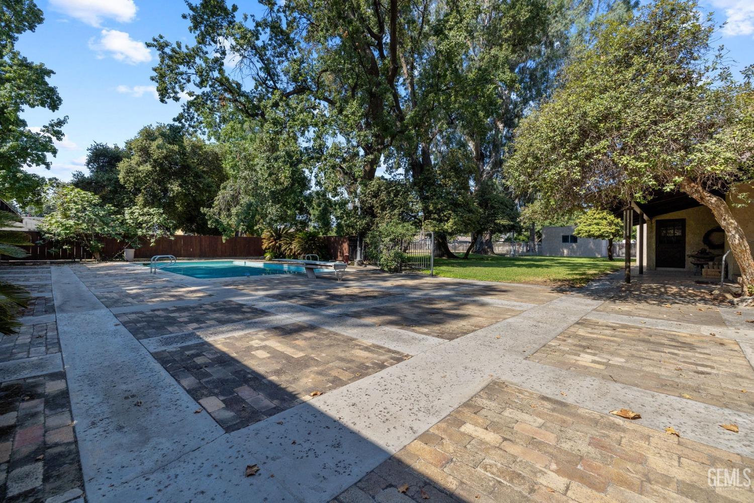 415 E Belle Terrace