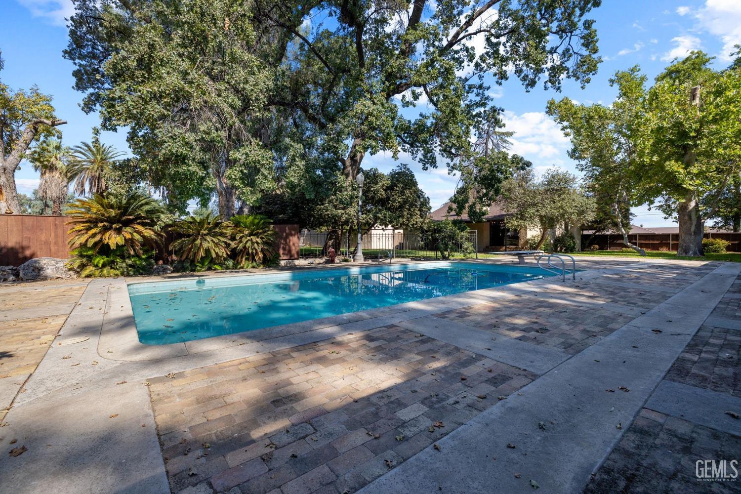 415 E Belle Terrace