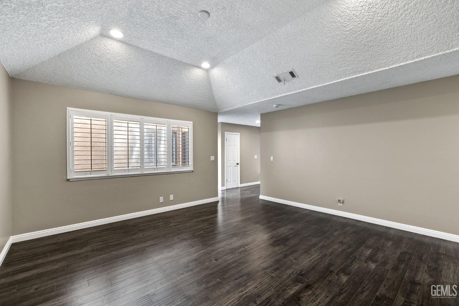 2323 Easthills Drive Unit: 16