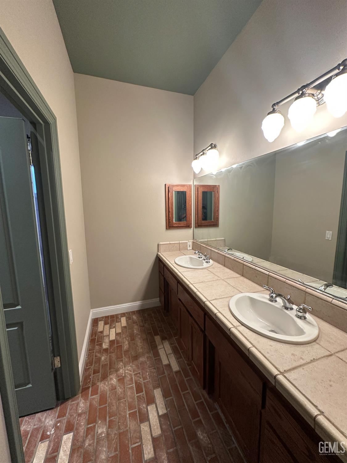 9003 Forest Oaks Court