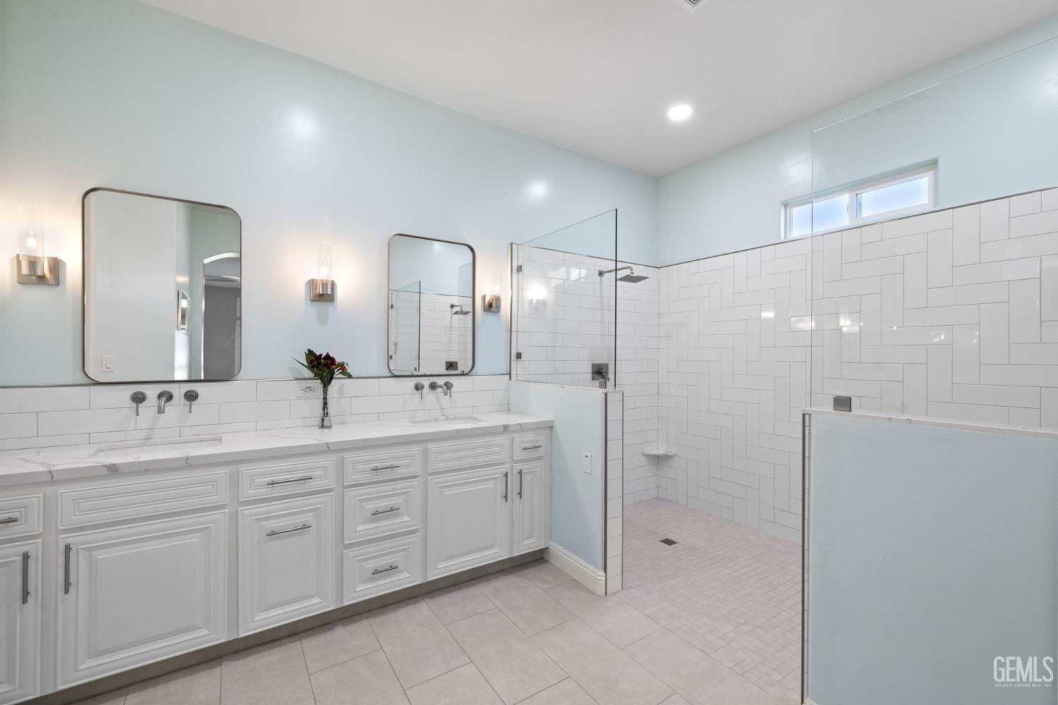 15918 Clos Du Val Avenue