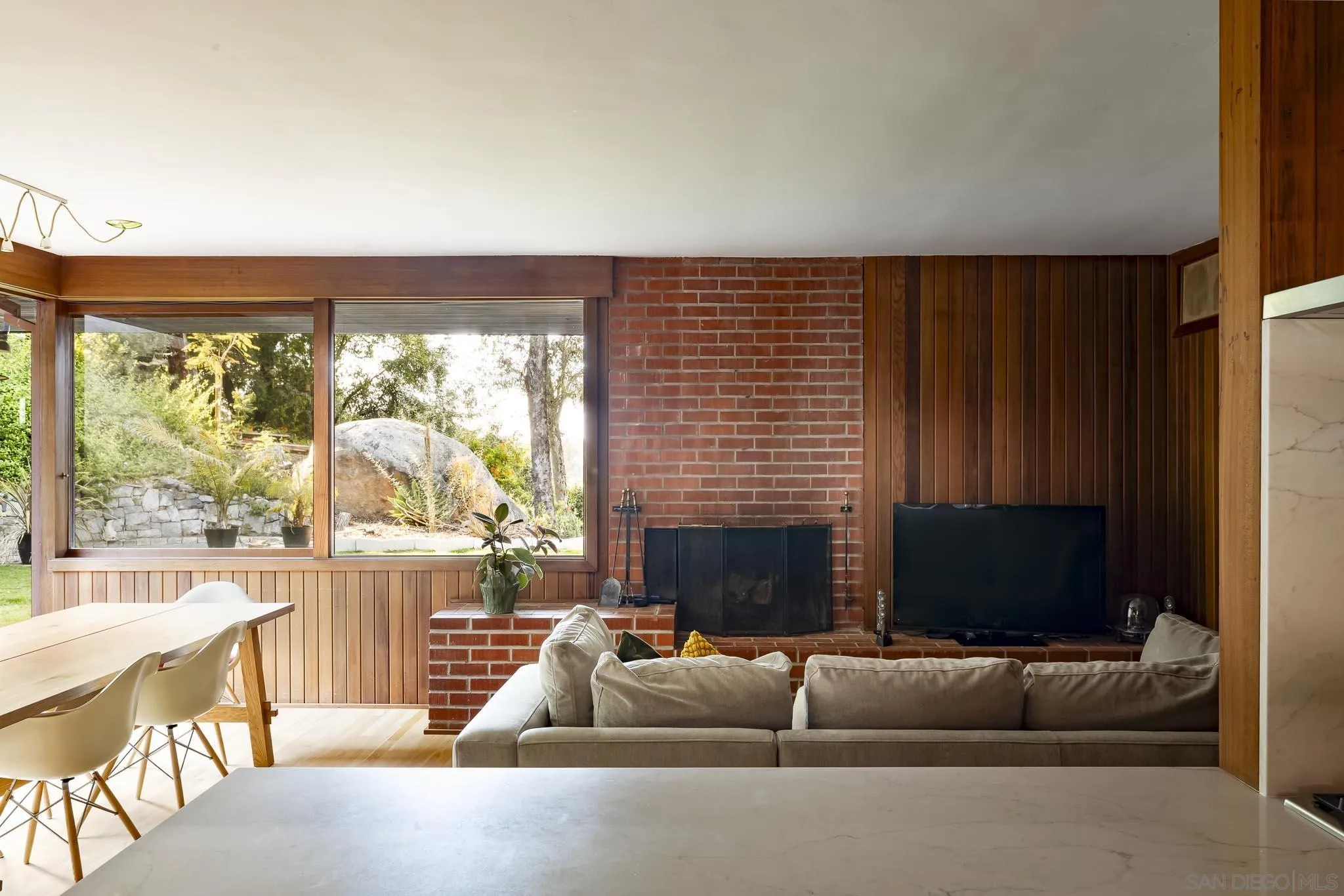 10088 Sierra Vista Ave.
