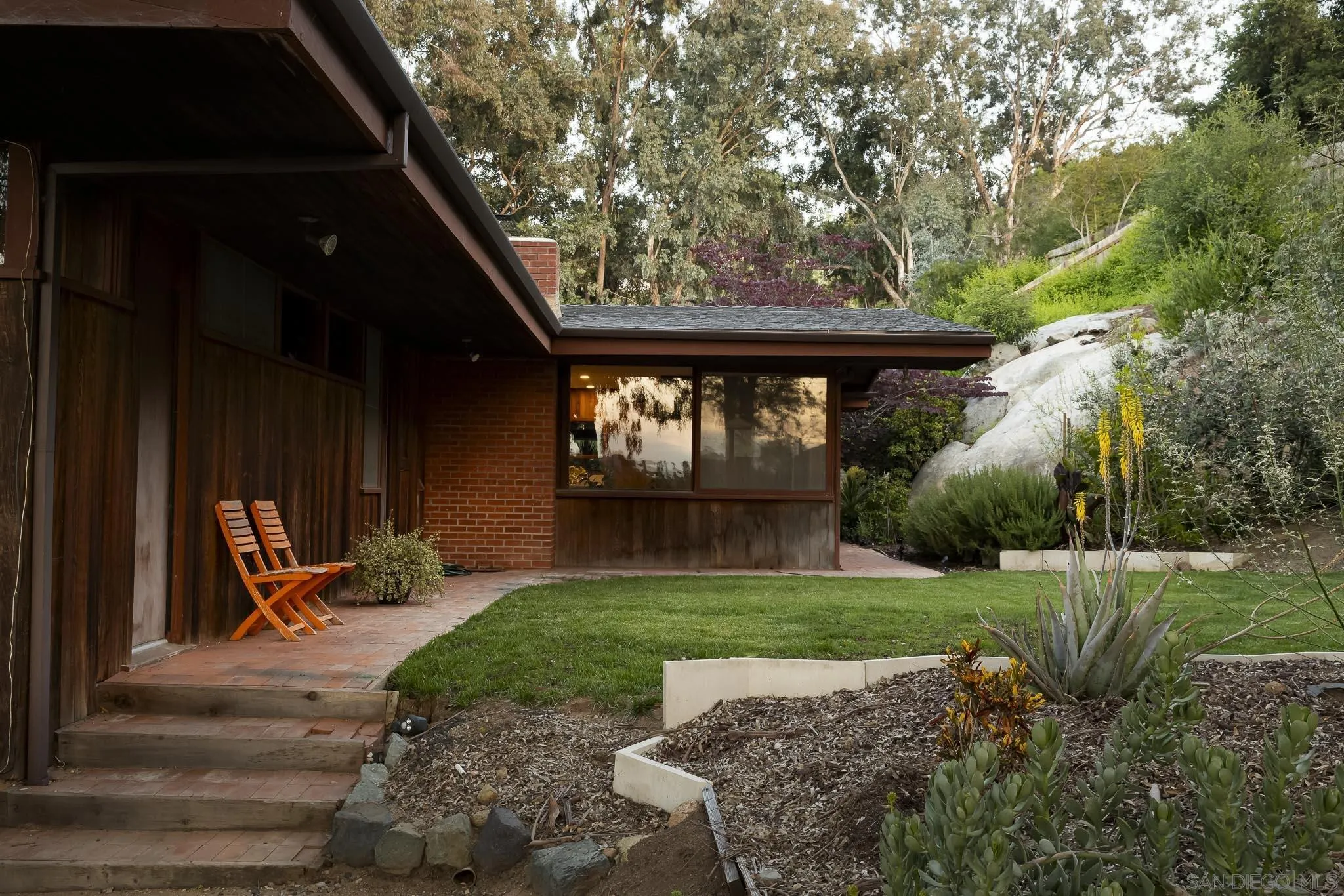 10088 Sierra Vista Ave.