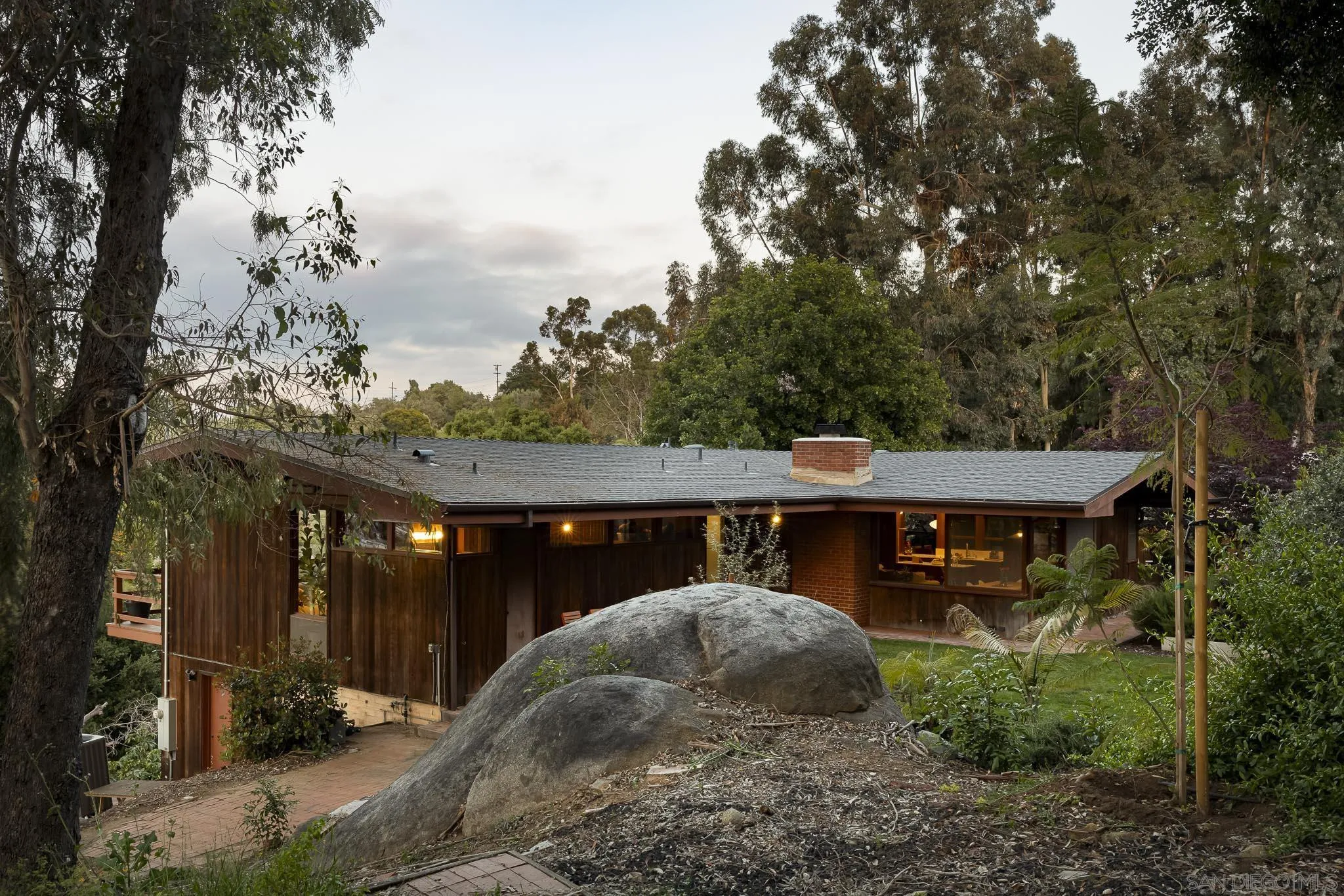10088 Sierra Vista Ave.
