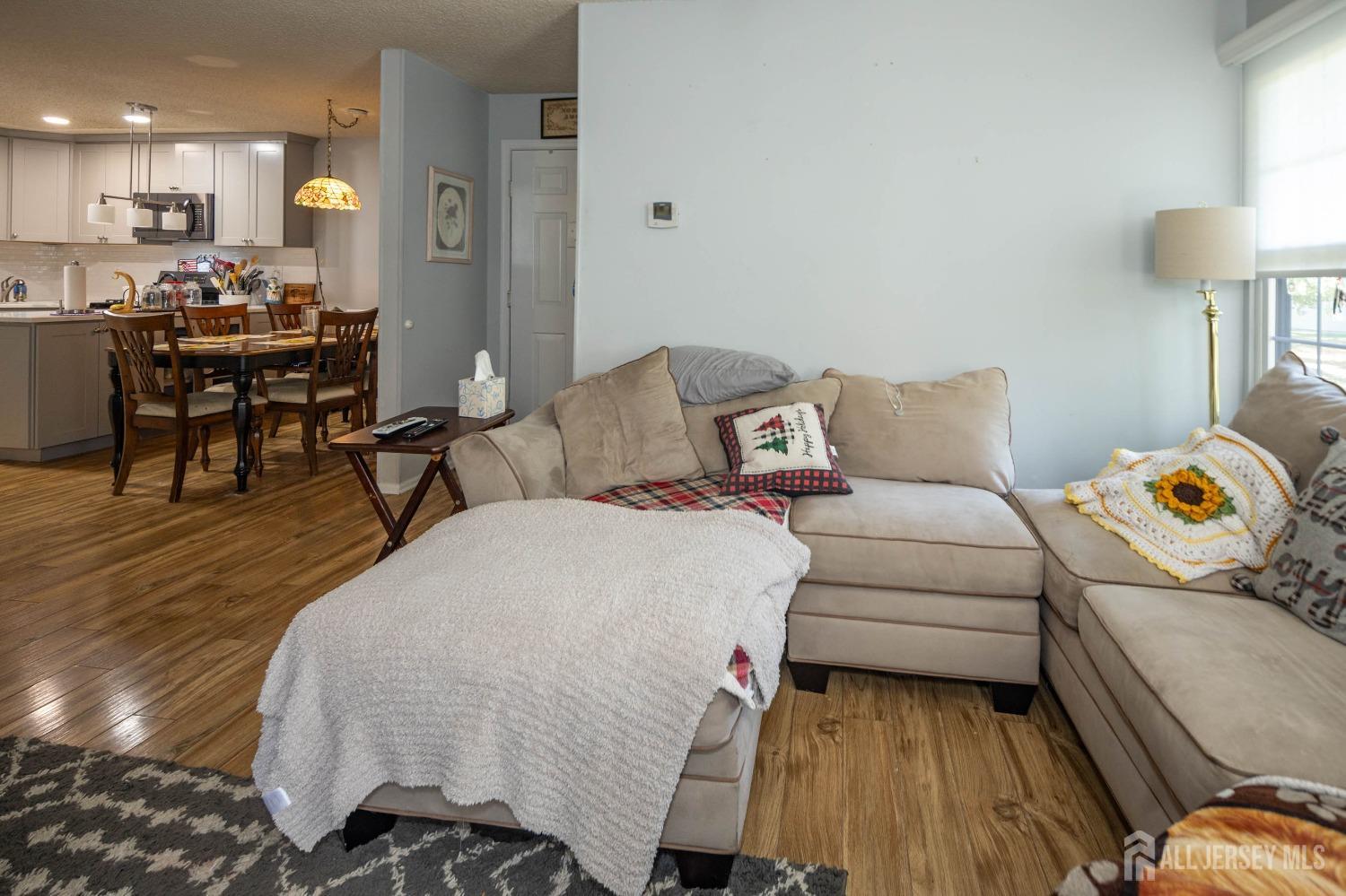 4 Wycoff Way E