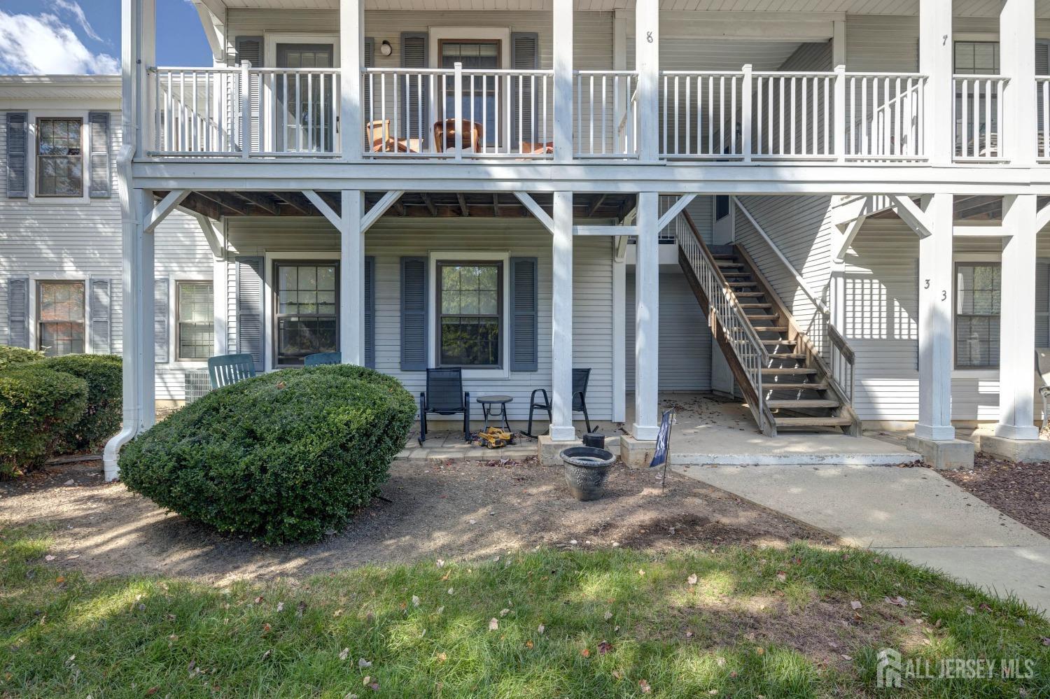 4 Wycoff Way E