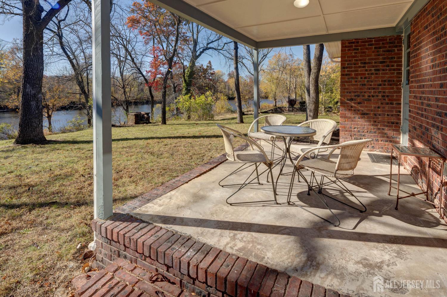 900 River Road