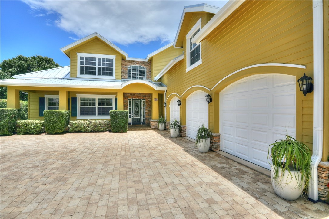 580 Cross Creek Circle
