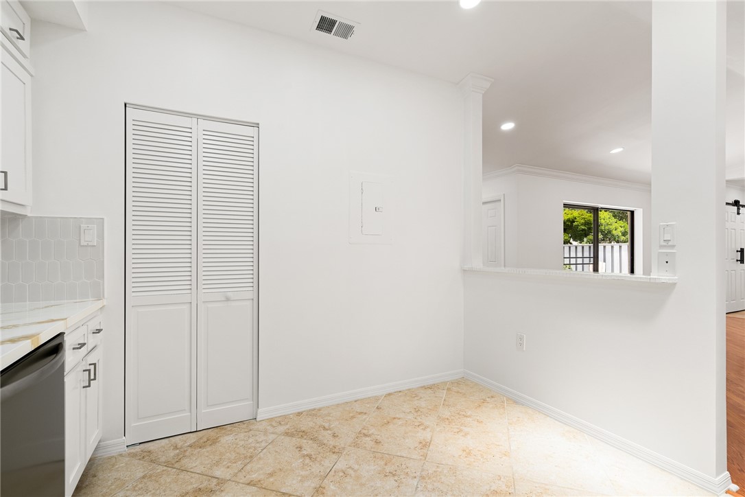 1437 Captains Walk 21A