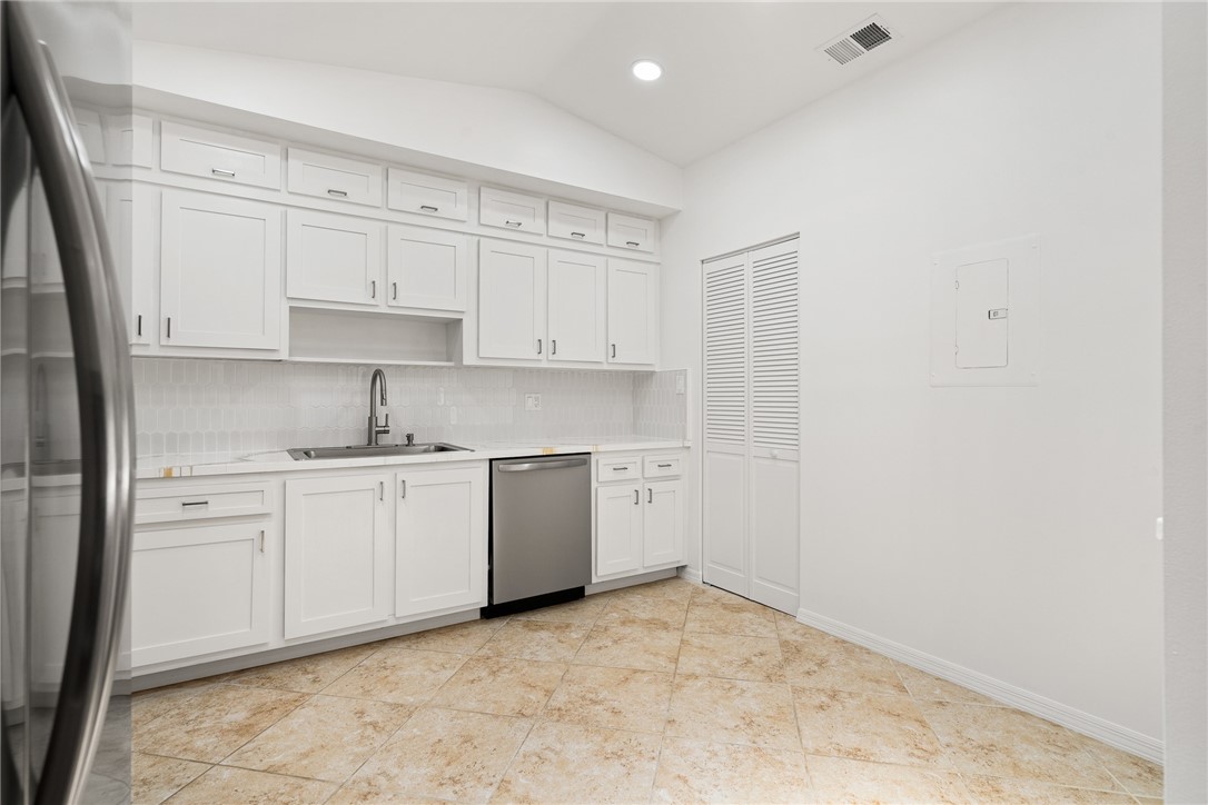 1437 Captains Walk 21A