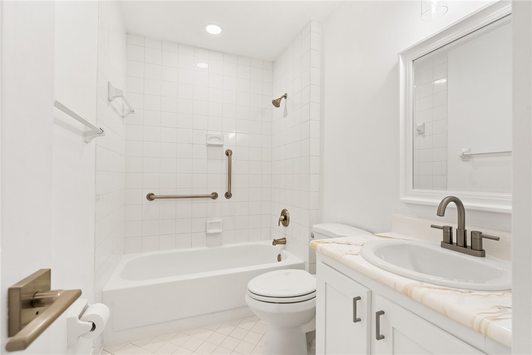 1437 Captains Walk 21A