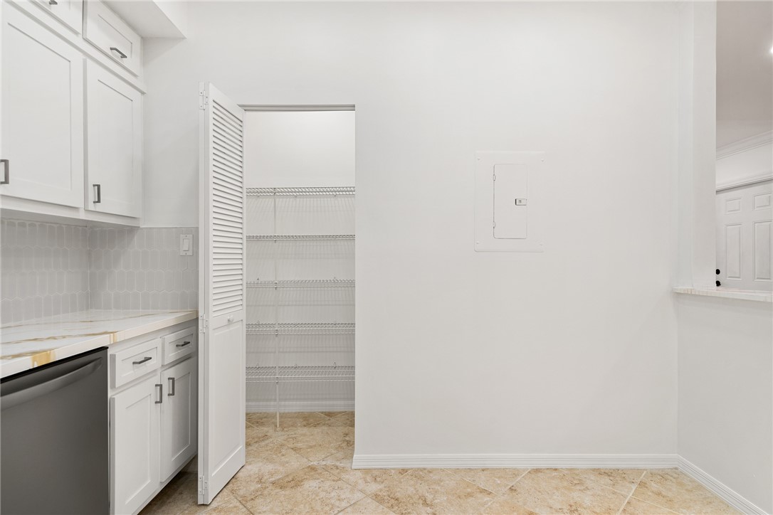 1437 Captains Walk 21A