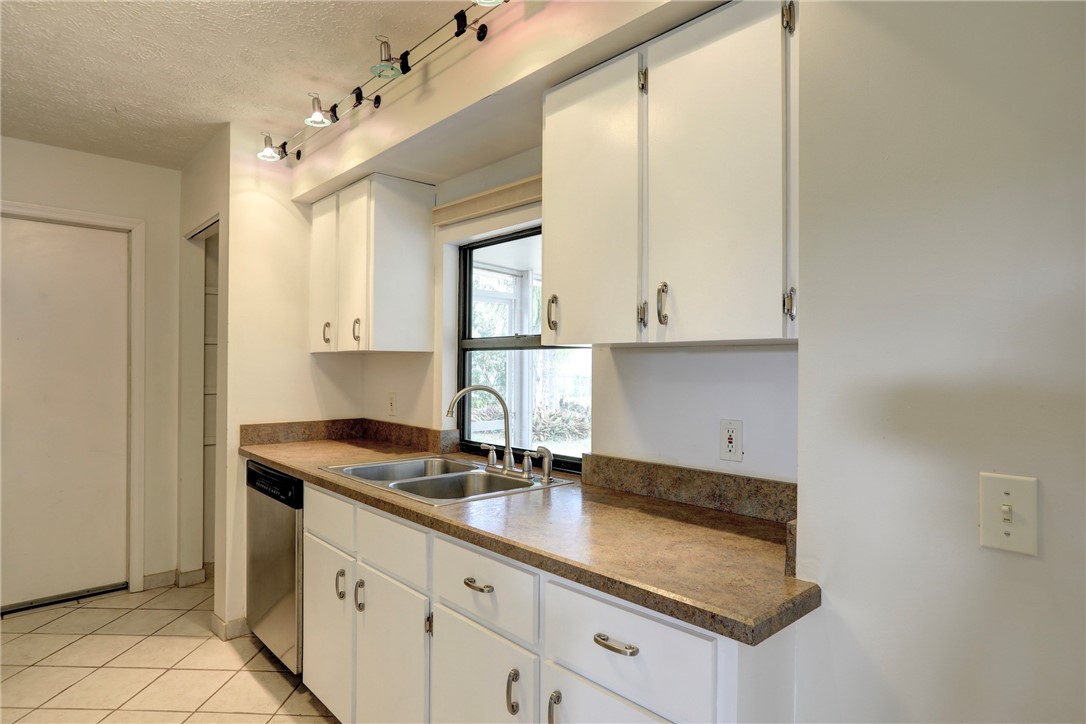 1690 Seahouse Street