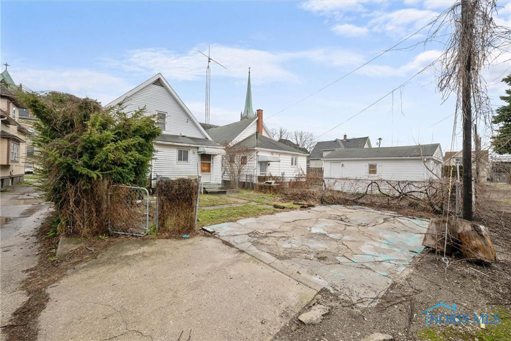 233 Bronson Avenue