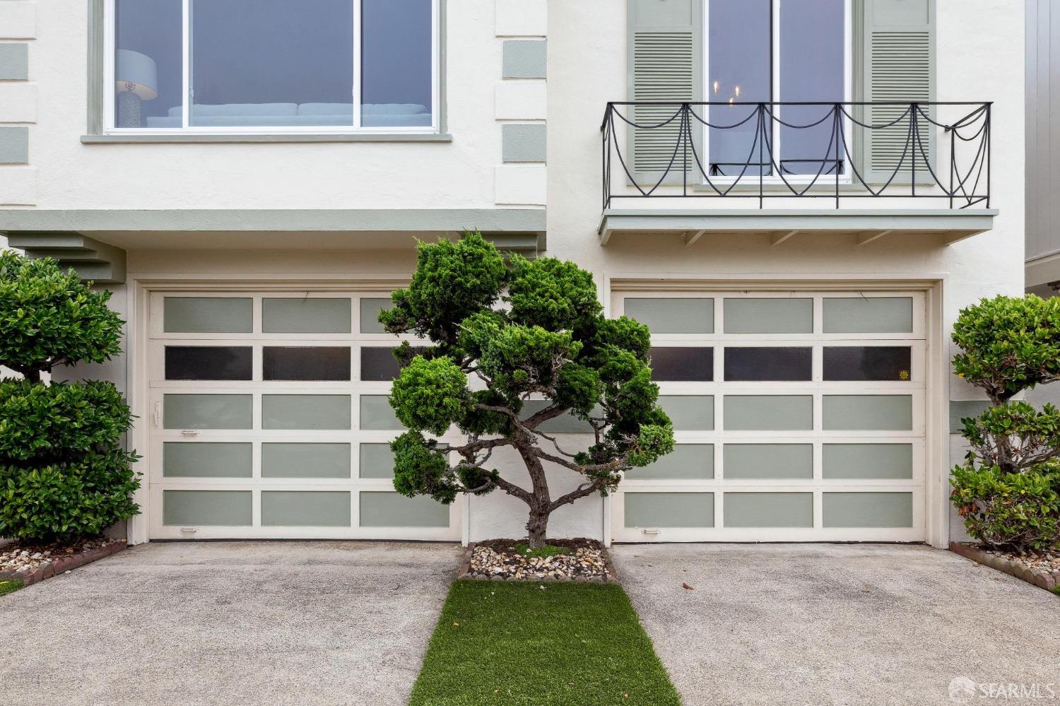 1555 Eucalyptus Drive