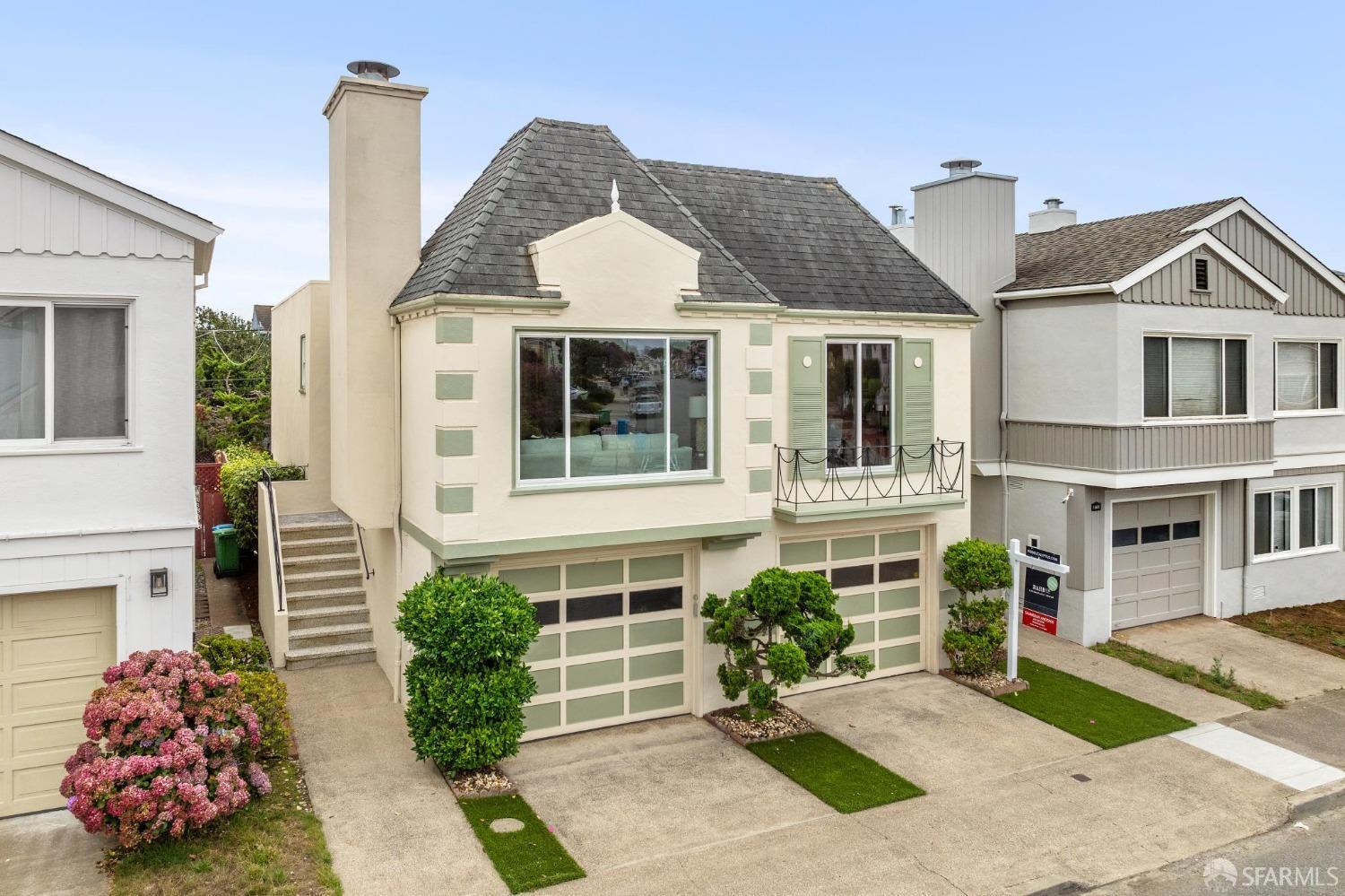 1555 Eucalyptus Drive