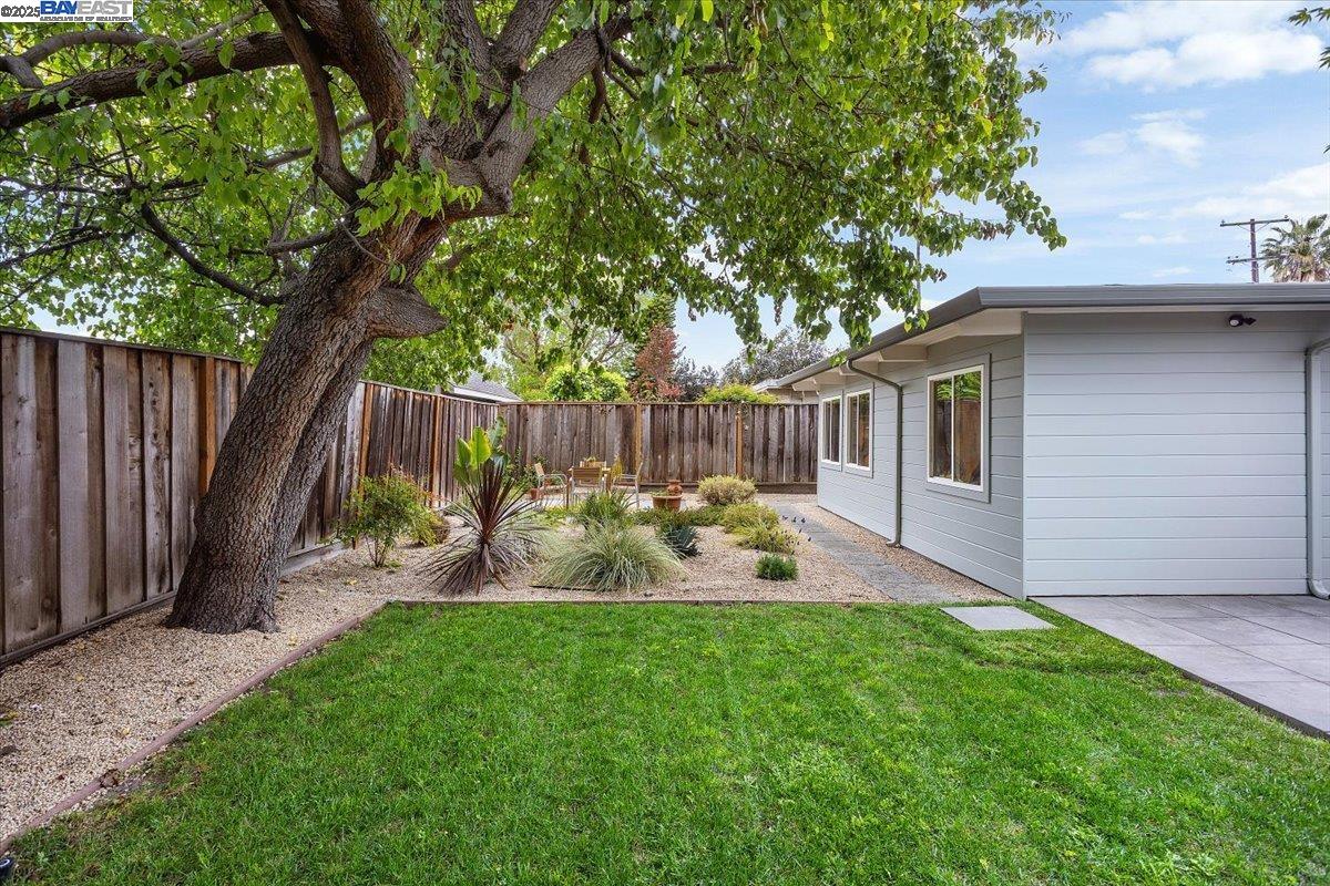 558 Maple Ave