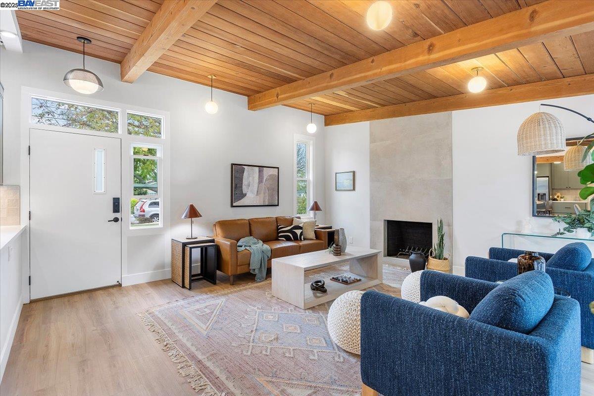 558 Maple Ave