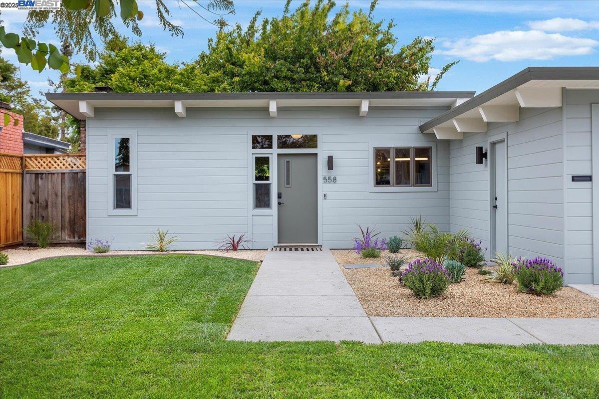 558 Maple Ave