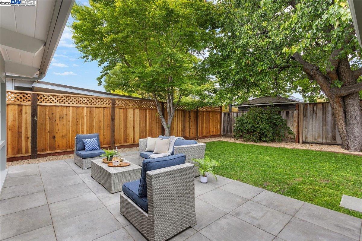558 Maple Ave