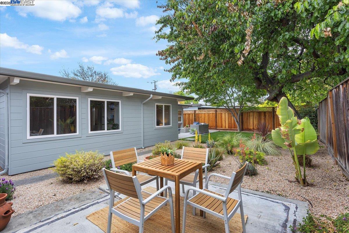 558 Maple Ave