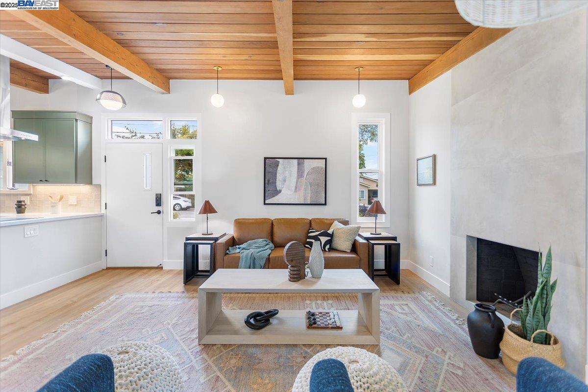 558 Maple Ave