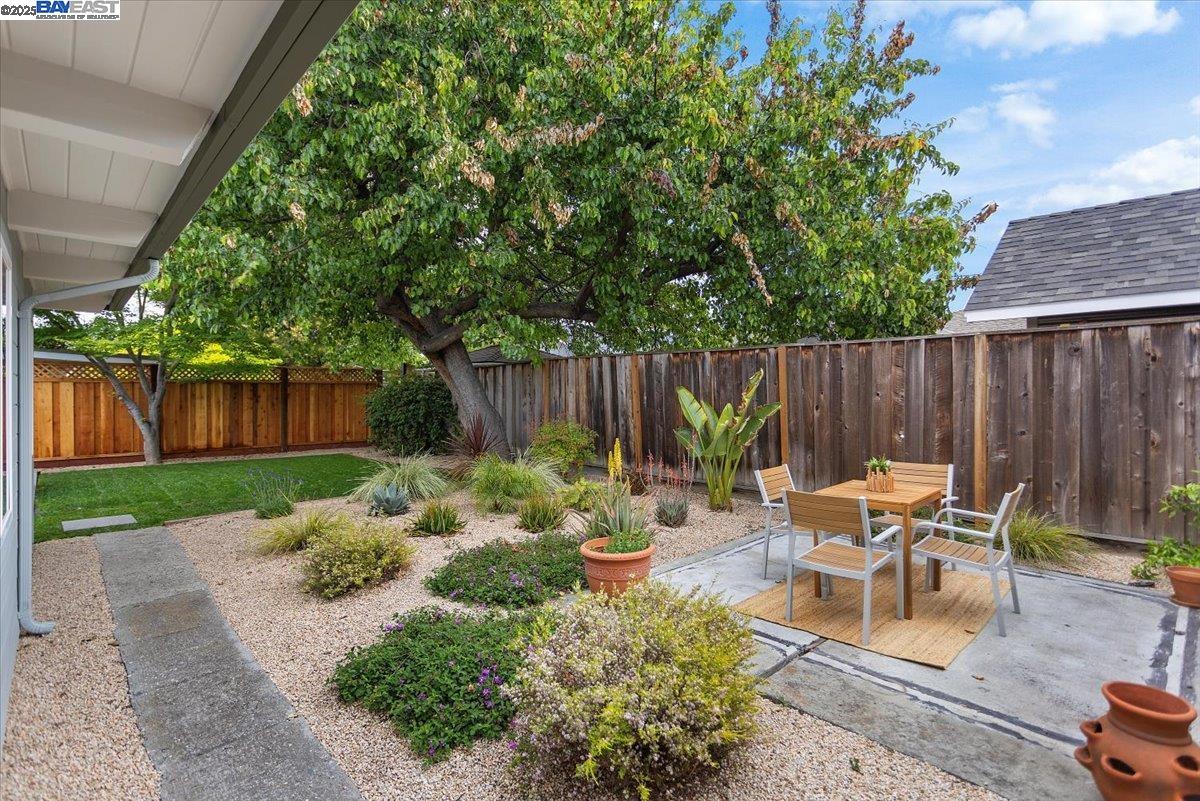 558 Maple Ave