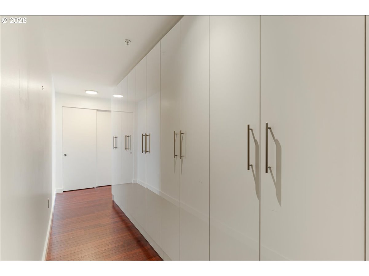 1926 W BURNSIDE ST 301