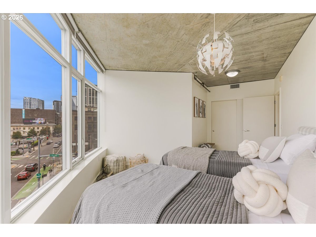 1926 W BURNSIDE ST 301