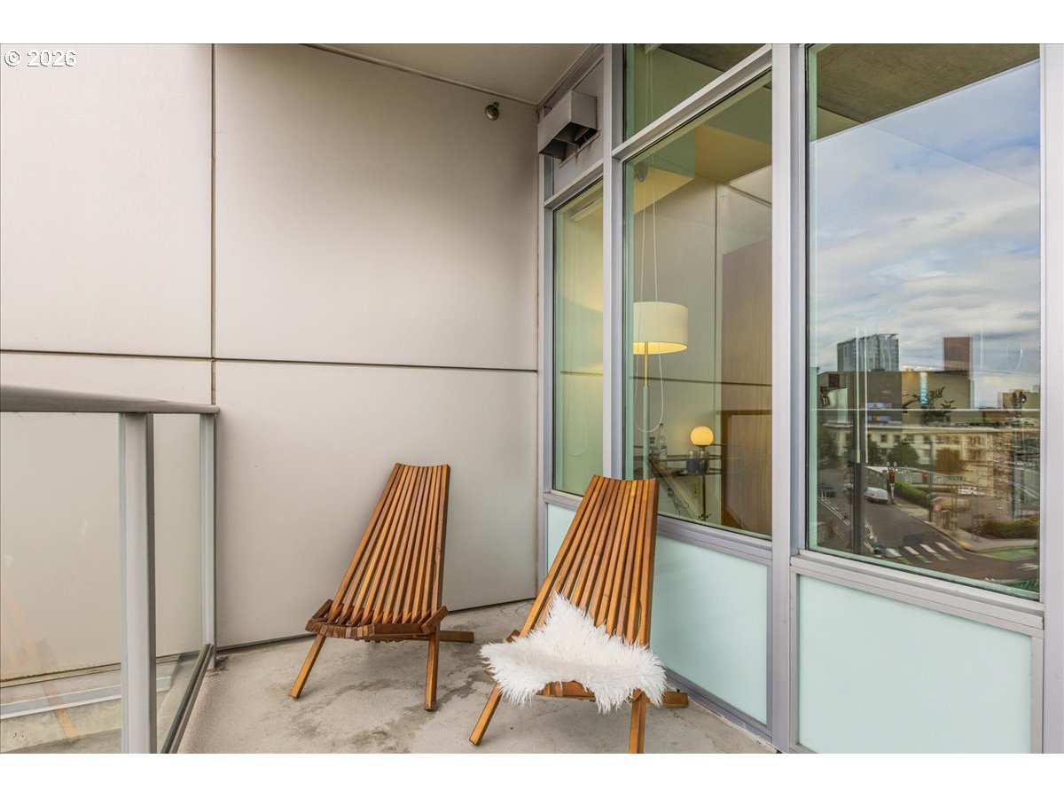 1926 W BURNSIDE ST 301