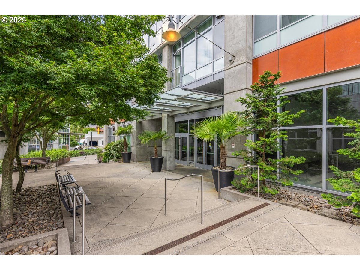 1926 W BURNSIDE ST 301